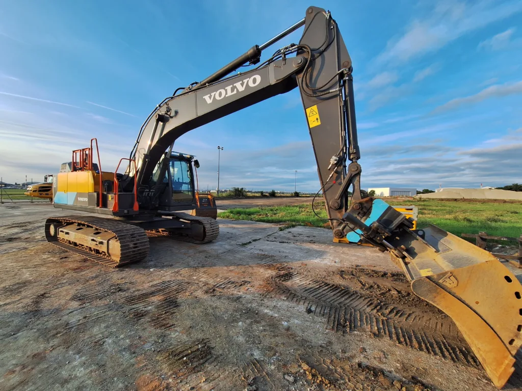 Attaches rapides : performance, sécurité et polyvalence sur chantier